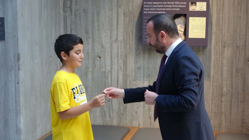 10 yaşındaki Onur, en küçük tarihi eser bağışçısı oldu!