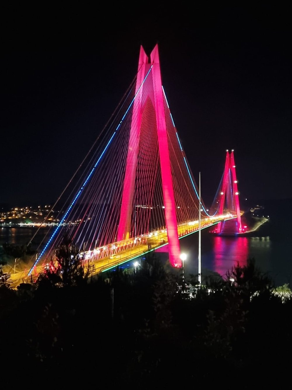 Köprüler Azerbaycan bayrağının renkleri ile ışıklandırıldı
