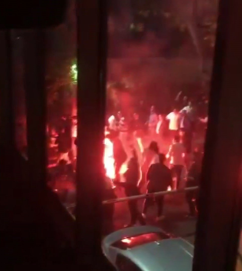 Kadıköy'de Galatasaray tesislerinde taraftarlar arasında kavga!