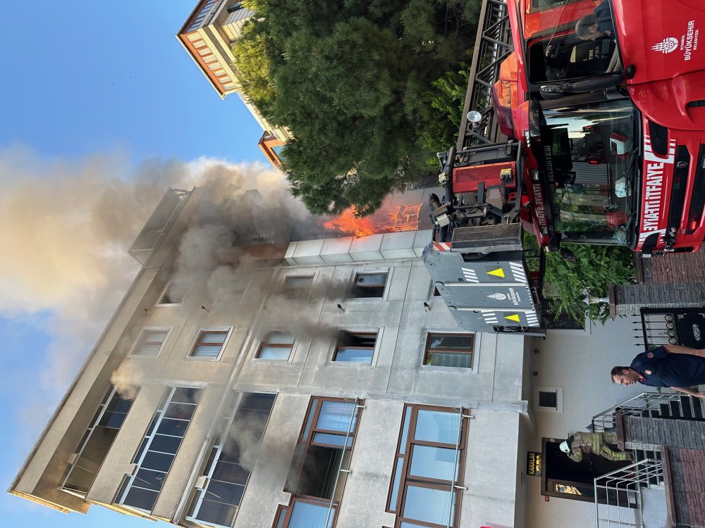 Kartal'da bulunan 6 katlı binada yangın çıktı
