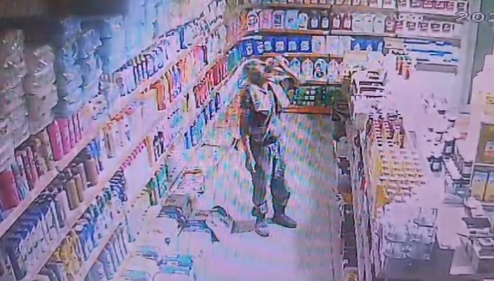 İlginç hırsızlık: Duvarını balyozla kırdığı marketi soydu, yorulunca meyve suyu içip dinlendi