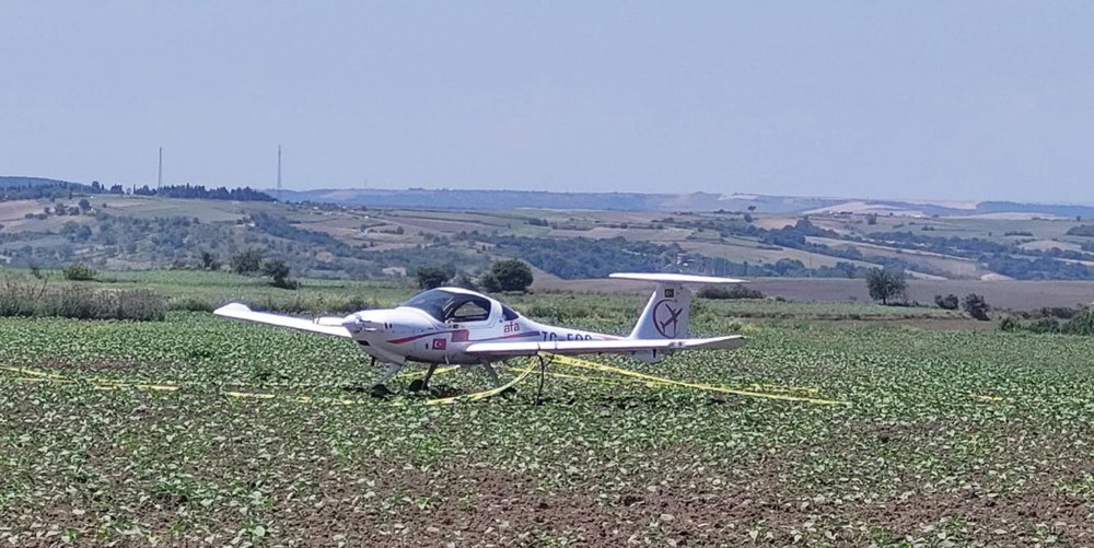 Tekirdağ'da eğitim uçağı, tarlaya zorunlu iniş yaptı