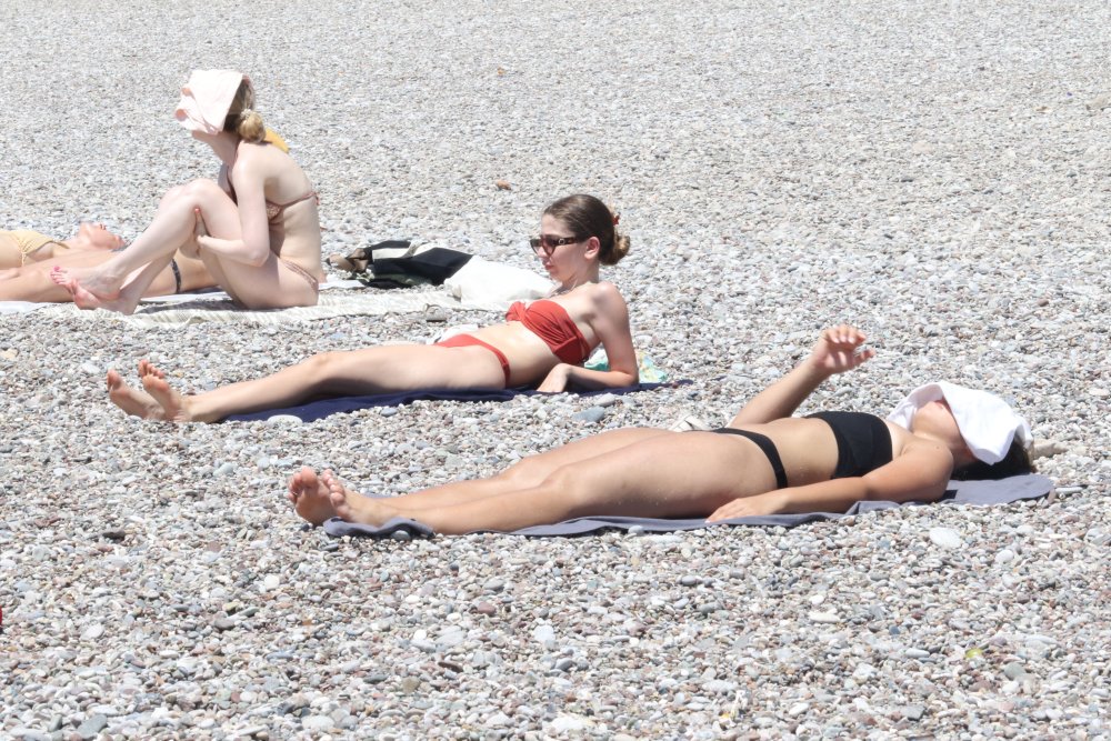 Antalya'da termometreler 41 dereceyi gördü: Turistler Konyaaltı Sahili'ne akın etti