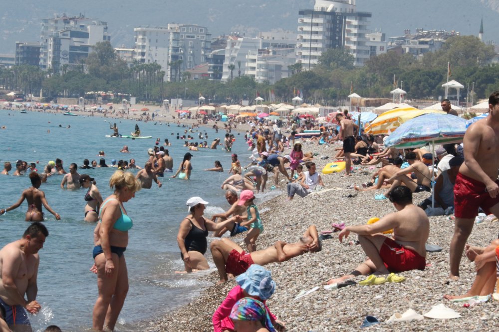 Antalya'da termometreler 41 dereceyi gördü: Turistler Konyaaltı Sahili'ne akın etti