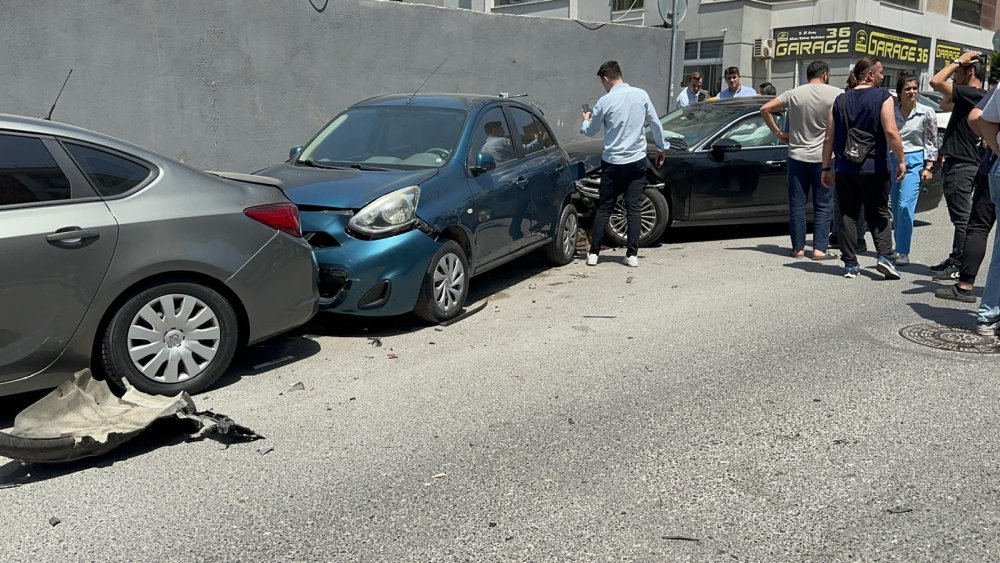 Ataşehir'de caddeyi savaş alanına çeviren kaza: Bir kişi son anda kurtuldu