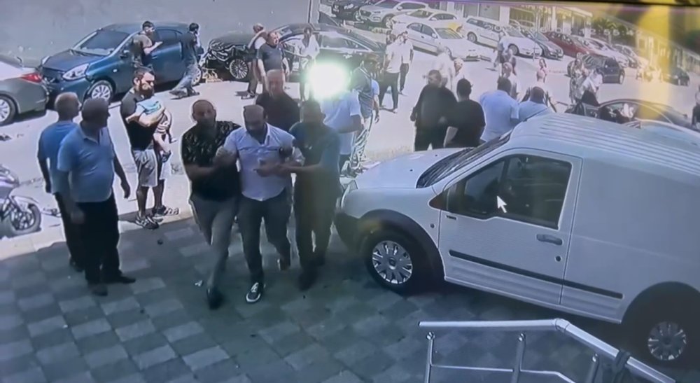Ataşehir'de caddeyi savaş alanına çeviren kaza: Bir kişi son anda kurtuldu