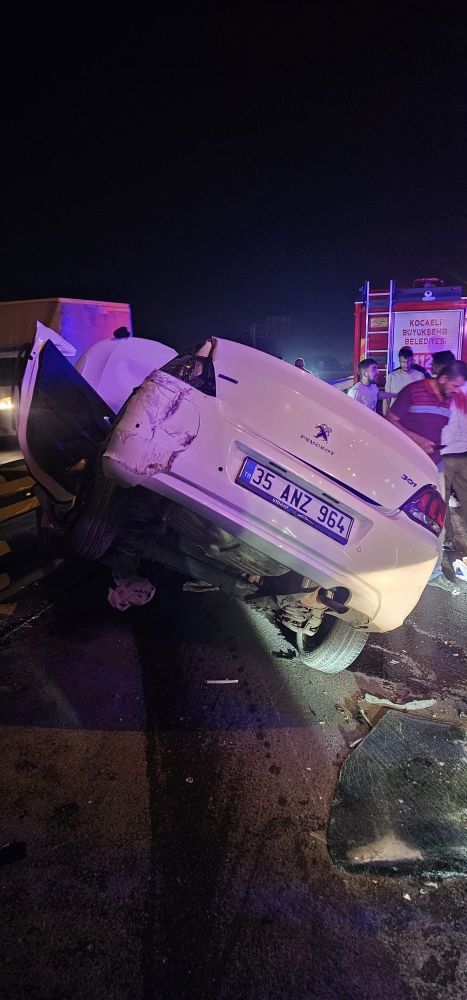 Kocaeli'de otomobil, bariyerlere çarptı: 2 ölü