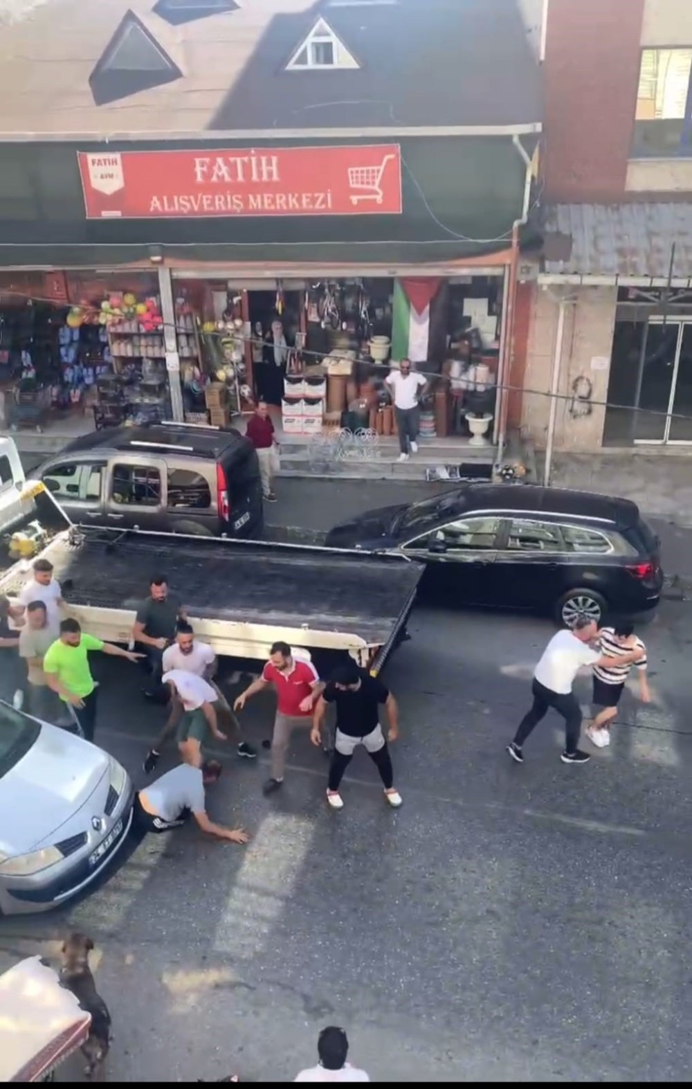 Beykoz'da trafik kavgası; yere yatırılan sürücü defalarca tekmelendi!