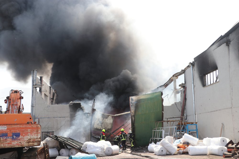 Ambalaj fabrikasında korkutan yangın: Alevler bir anda her yeri kapladı