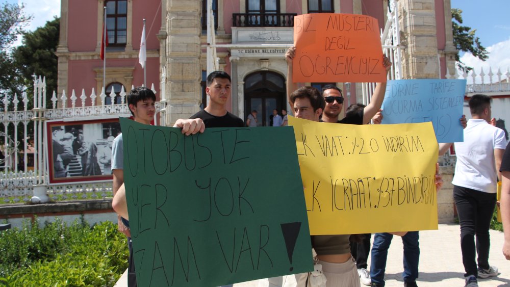 Trakya Üniversitesi öğrencileri toplu taşımadaki zammı protesto etti