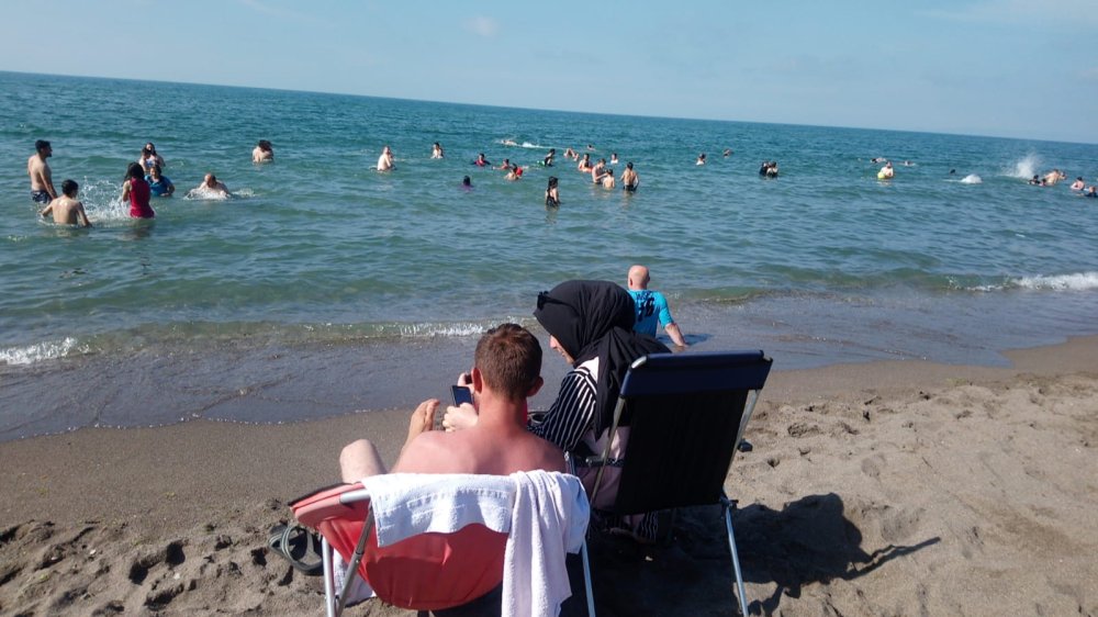 Düzce'de sıcak havayı fırsat bilenler sahillere akın etti