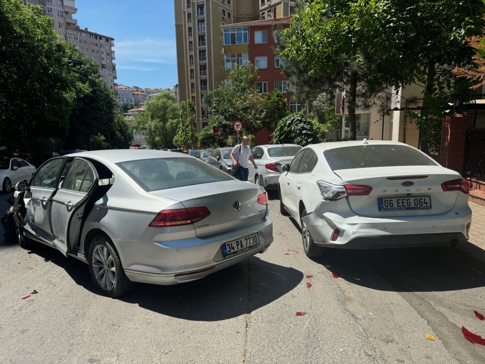 Kadıköy'de alkollü sürücü park halindeki 3 araca çarptı!