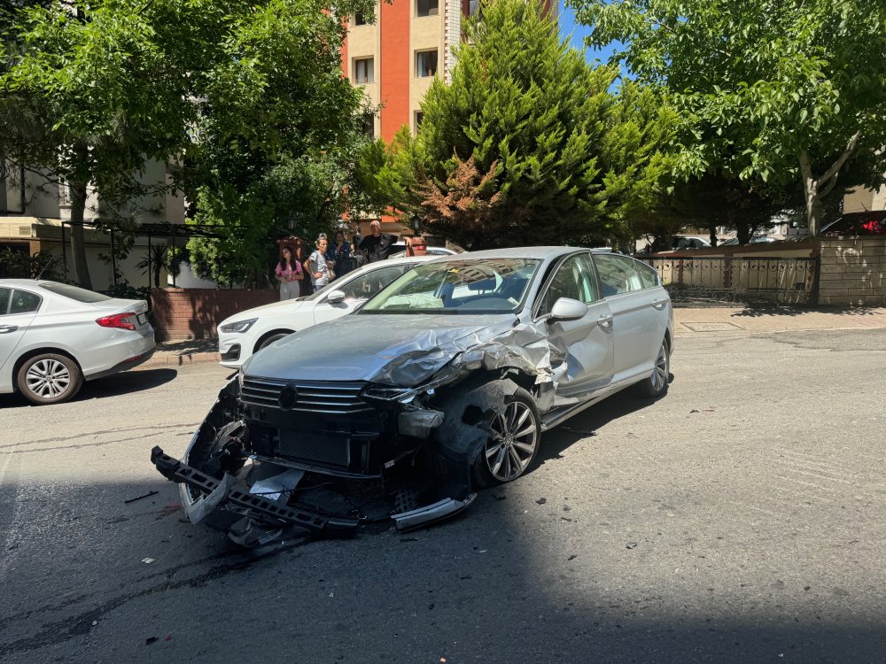 Kadıköy'de alkollü sürücü park halindeki 3 araca çarptı!