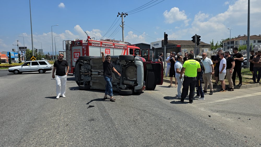 Özel halk otobüsü, otomobile çarptı: kazada 6 kişi yaralandı