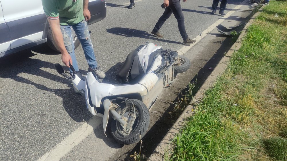 Yaya geçidinden geçen motosikletliye otomobil çarptı