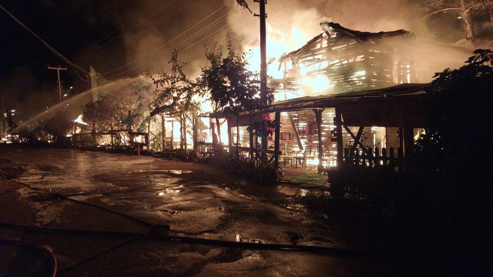 Yeryüzünün en iyi hosteli seçilmişti: Olimpos'taki ünlü ağaç evleri ikinci kez yandı