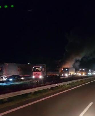 Anadolu Otoyolunda kamyon alev alev yandı!