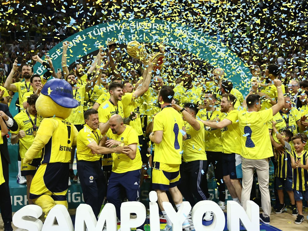 Fenerbahçe Beko şampiyonluk kupasını aldı