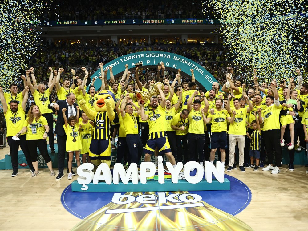 Fenerbahçe Beko şampiyonluk kupasını aldı