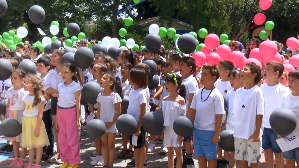 İstanbul'dan Filistinli çocuklara balonlarla 800 karne