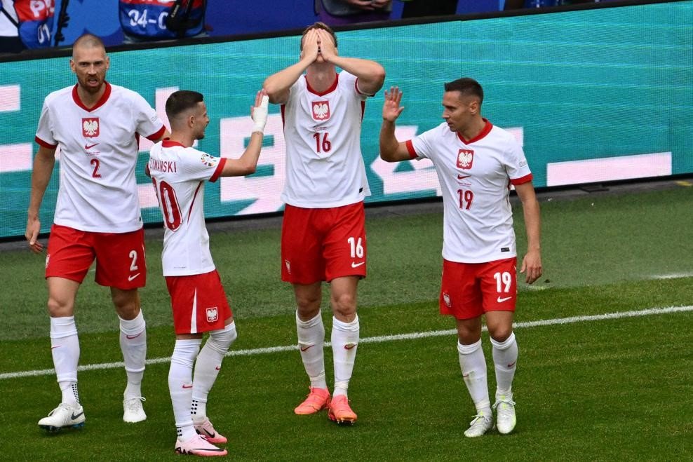 Hollanda, Polonya 'yı 2-1'le geçti!
