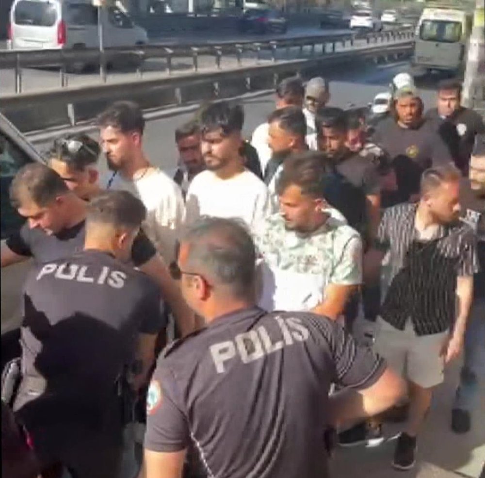 Avcılar metrobüs durağında 25 kaçak göçmen yakalandı!