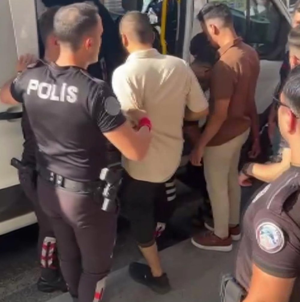 Avcılar metrobüs durağında 25 kaçak göçmen yakalandı!