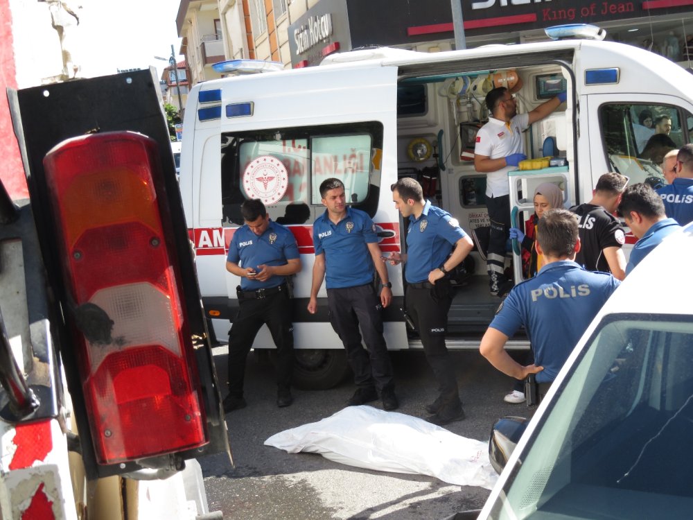 Ataşehir'de çöp kamyonu karşıya geçmeye çalışan kadına çarptı