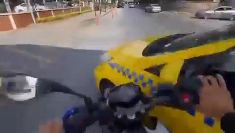 Ataşehir’de taksi ile motosikletli kazası görüntüleri ortaya çıktı