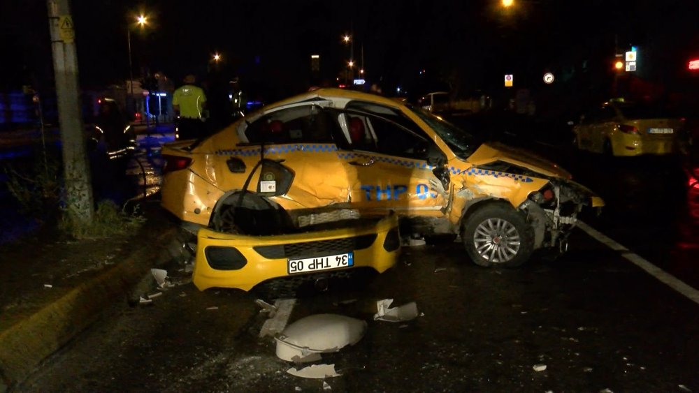 İstanbul'da feci kaza! Araçlar yola savruldu, otomobil alev alev yandı; 3 yaralı