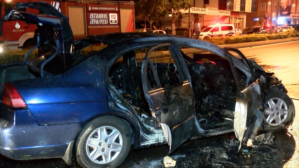 İstanbul'da feci kaza! Araçlar yola savruldu, otomobil alev alev yandı; 3 yaralı