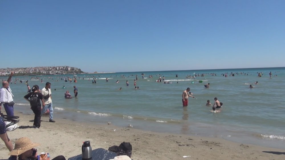 Sıcaktan bunalanlar Silivri'deki plajlara akın etti