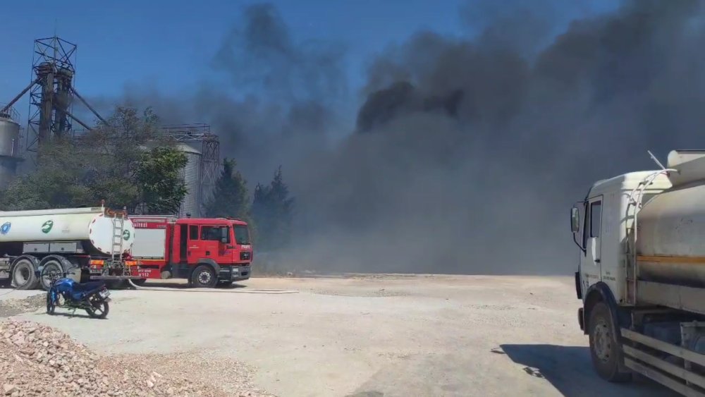 Bursa'daki katı atık geri dönüşüm tesisinde yangın çıktı