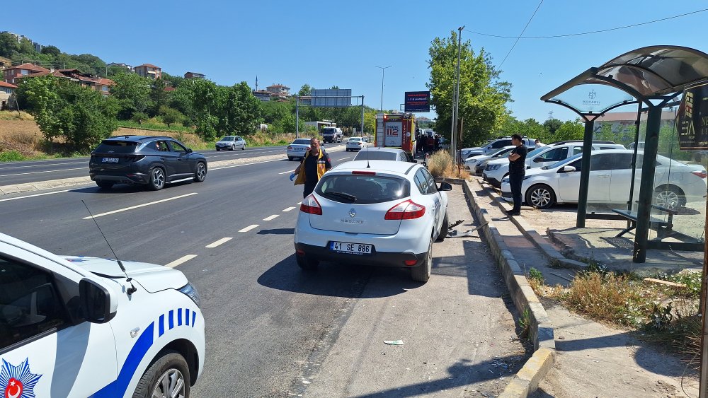 Kocaeli'de kavşak kazası: 5 kişi yaralandı