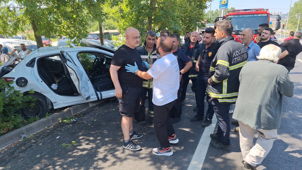 Kocaeli'de kavşak kazası: 5 kişi yaralandı
