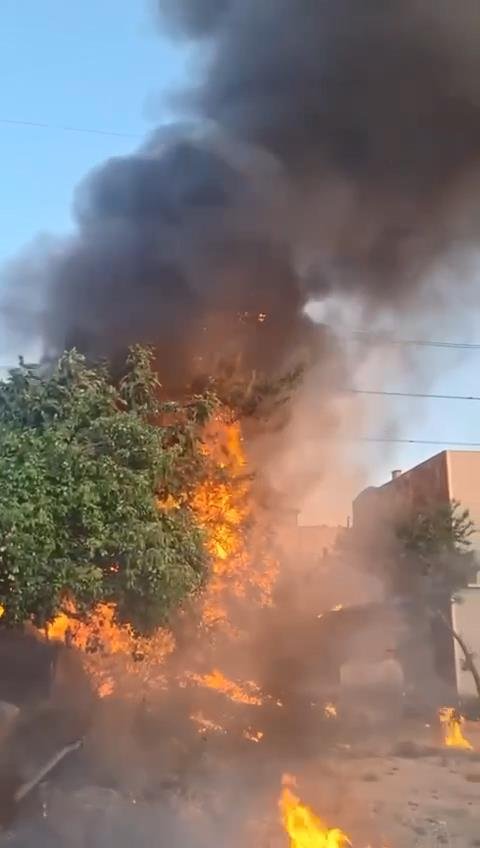 Barakada çıkan yangın iki eve sıçradı