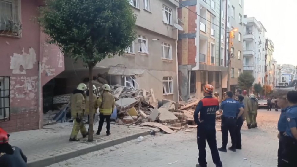 İstanbul Bahçelievler'de 4 katlı bina çöktü!