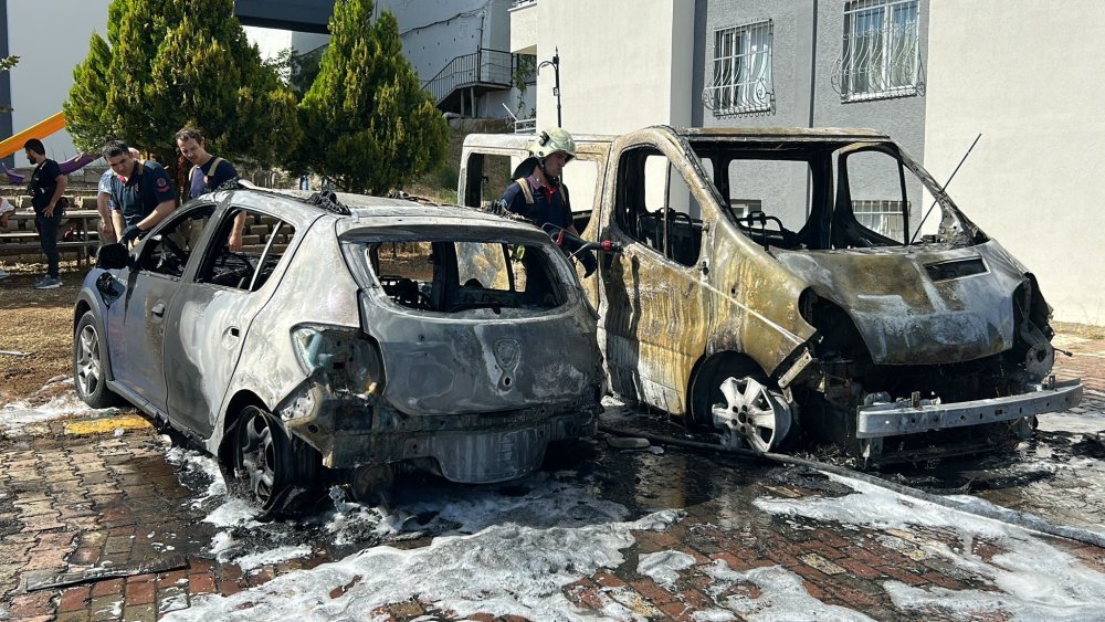 Pendik’te park halindeki iki araç alev alev yandı