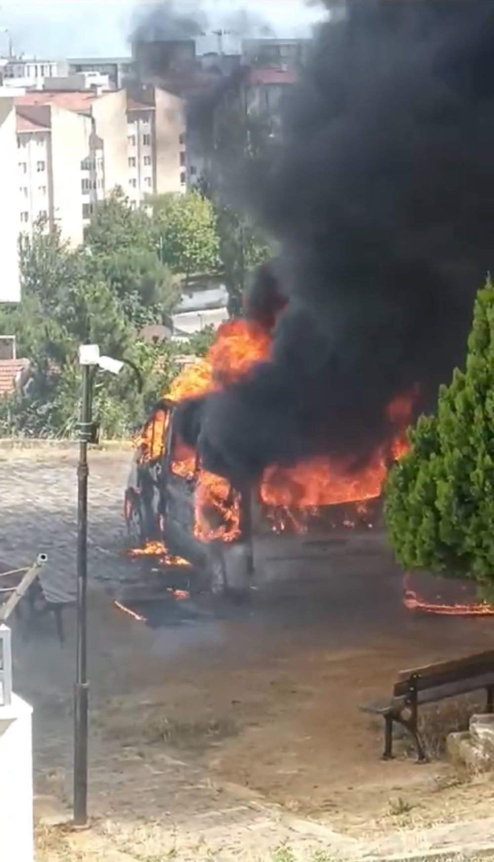 Pendik’te park halindeki iki araç alev alev yandı