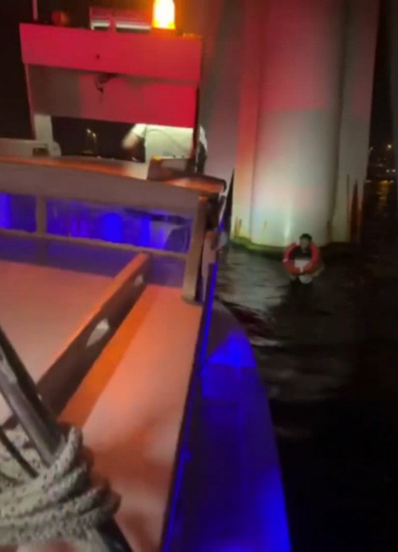 Haliç Metro Köprüsü'nden denize düşen genci kaptan kurtardı!
