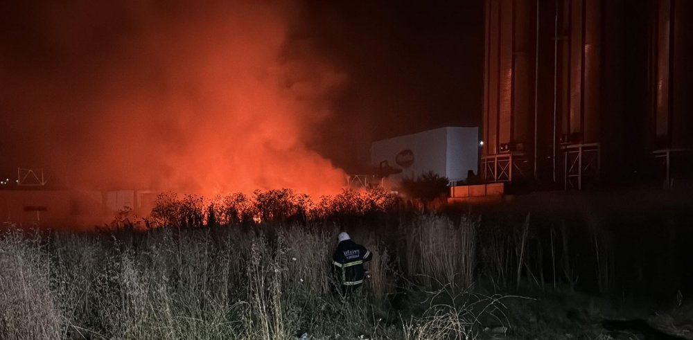 Tekirdağ’da fabrikalar bölgesinde trafo patladı, otluk yangını çıktı