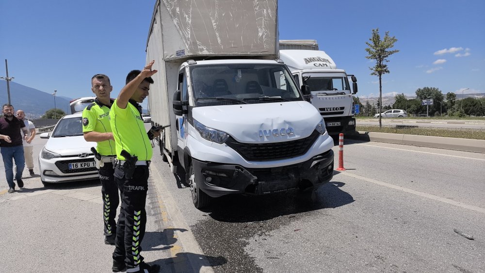 Bursa'da zincirleme kaza! TIR, kamyonet ve 2 cip birbirine girdi