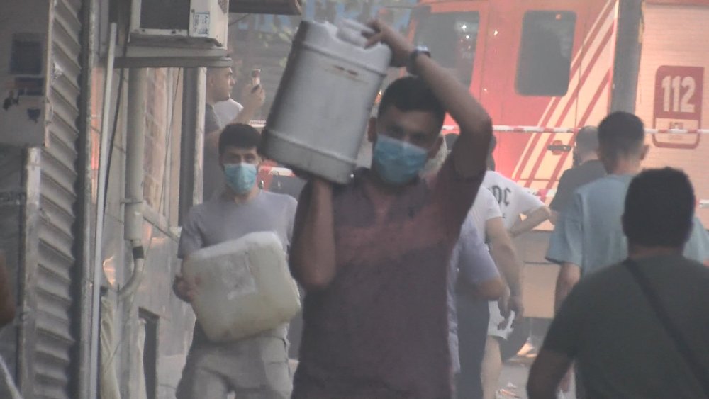 Zeytinburnu'nda çıkan yangında vatandaşlar itfaiye ekiplerine ayran ve su ikram etti