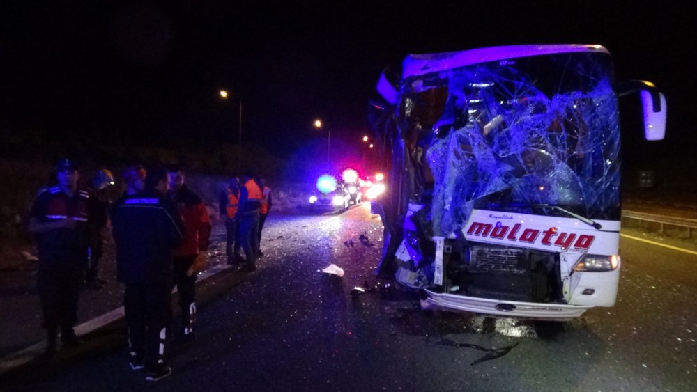 İiki yolcu otobüsü çarpıştı; 15 yaralı