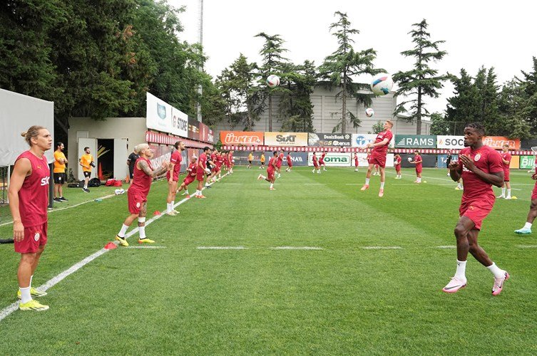 Galatasaray hazırlıklar Metin Oktay Tesisleri'nde devam etti