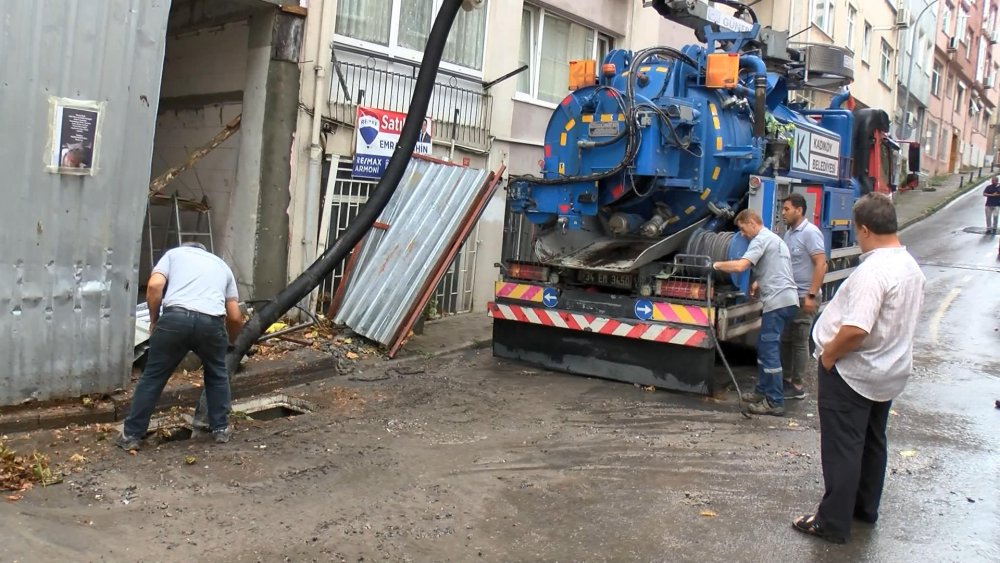 Kuvvetli sağanak nedeniyle Kadıköy'deki bazı evleri su bastı