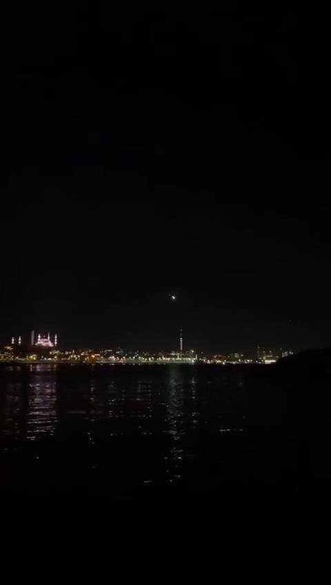 FSM köprüsünün üzerinden düşen meteor geceyi aydınlattı!