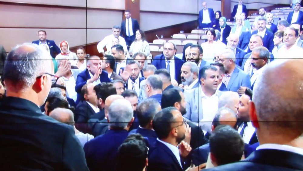 AK Parti ve CHP grupları İBB Meclisi'nde tartıştı!
