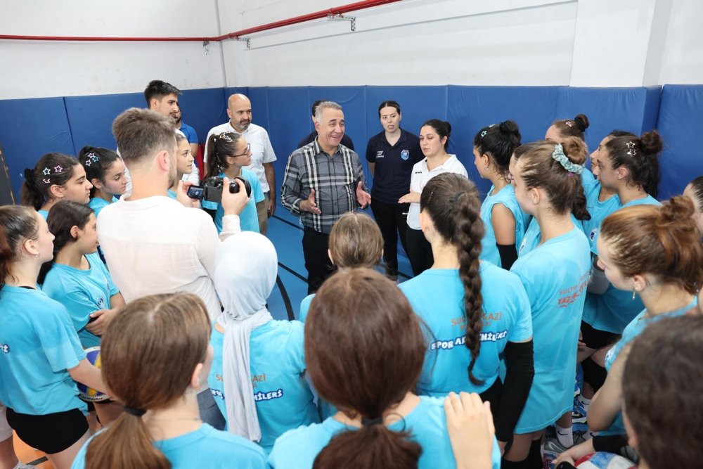 Sultangazi Belediye Başkanı Dursun, genç voleybolcularla bir araya geldi