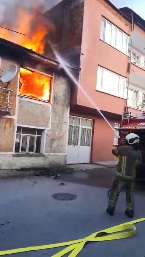 Bursa'da 2 katlı ev, alev alev yandı